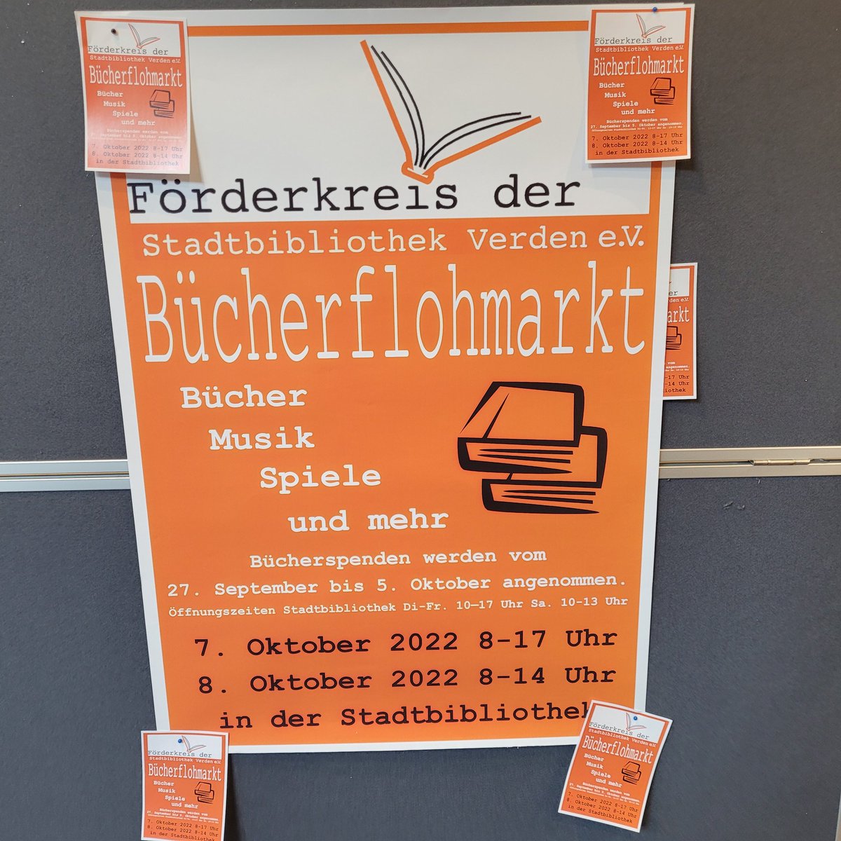 Es ist Bücherflohmarkt!
Morgen, Samstag 08.10.2022 könnt ihr noch von 8-13 Uhr Bücher, Filme, Spiele und Puzzle kaufen.