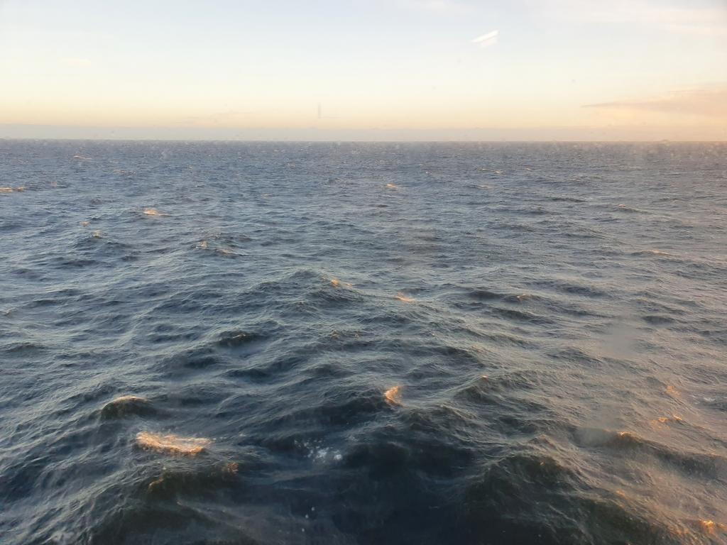 Sagulin_Maria's tweet photo. Att logga ut från teamsmöte tar 1 sekund. Att åka hem från livemöte tog den här gången 26 timmar med ofrivilligt stopp i ett annat land. Vissa saker var definitivt enklare under coronatiden.  #åland #öbo #höststorm https://t.co/F2i6emlEqB