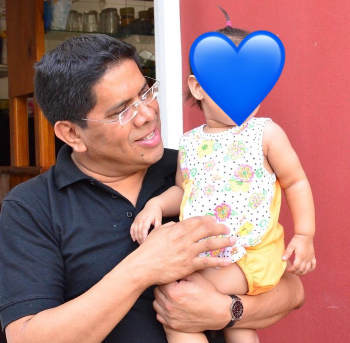Mmendoza1970's tweet photo. #Urgente🚨: MIGUEL MENDOZA LLEVA 19 DÍAS EN HUELGA DE HAMBRE.
Alejandra tiene 473 días de no ver, ni abrazar a su padre. Es una niña y tiene derechos.
#LibertadparaMiguelMendoza
#teamopapi
#necesitoverte https://t.co/S15Bx2AdSi