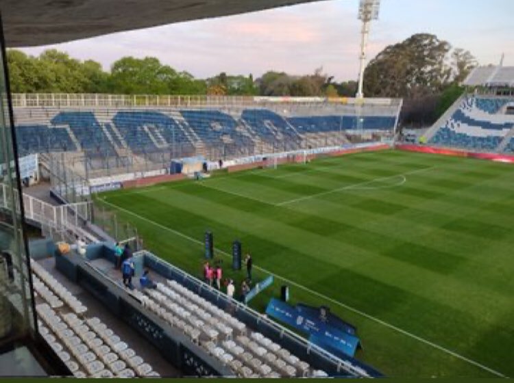 Eze_sosa's tweet photo. “Mi papá llegó al estadio cerca de las 19 horas. Lo acompañábamos sus dos hijas Oriana (21), yo (Juliána 29), y sus tres nietos Joaquín y Santino y mi beba de 6 meses. 

A los pocos minutos que empezó la represión en el exterior, la cabecera popular se llenó de gases…(Sigue) https://t.co/BzcE7vkIaQ