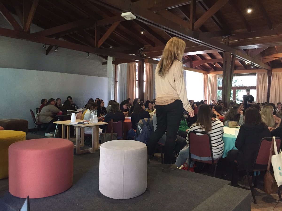VerePCuba's tweet photo. Ahora en Encuentro Aprender todos CFE @veroperosi  invita a estudiantes de magisterio y MPI  a imaginar su “ yo  del futuro” #CiudadaníaDigitalEstudiantesCFE https://t.co/o4bbOYN474