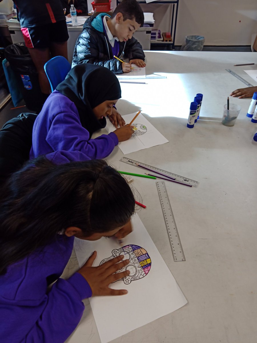 KingsleyLpool's tweet photo. Trip to King Leadership Academy. Today we had a go at science and art. #KingsleySchoolTrip #KingsleyYear6 #Class6M https://t.co/VzIjU8xE1K