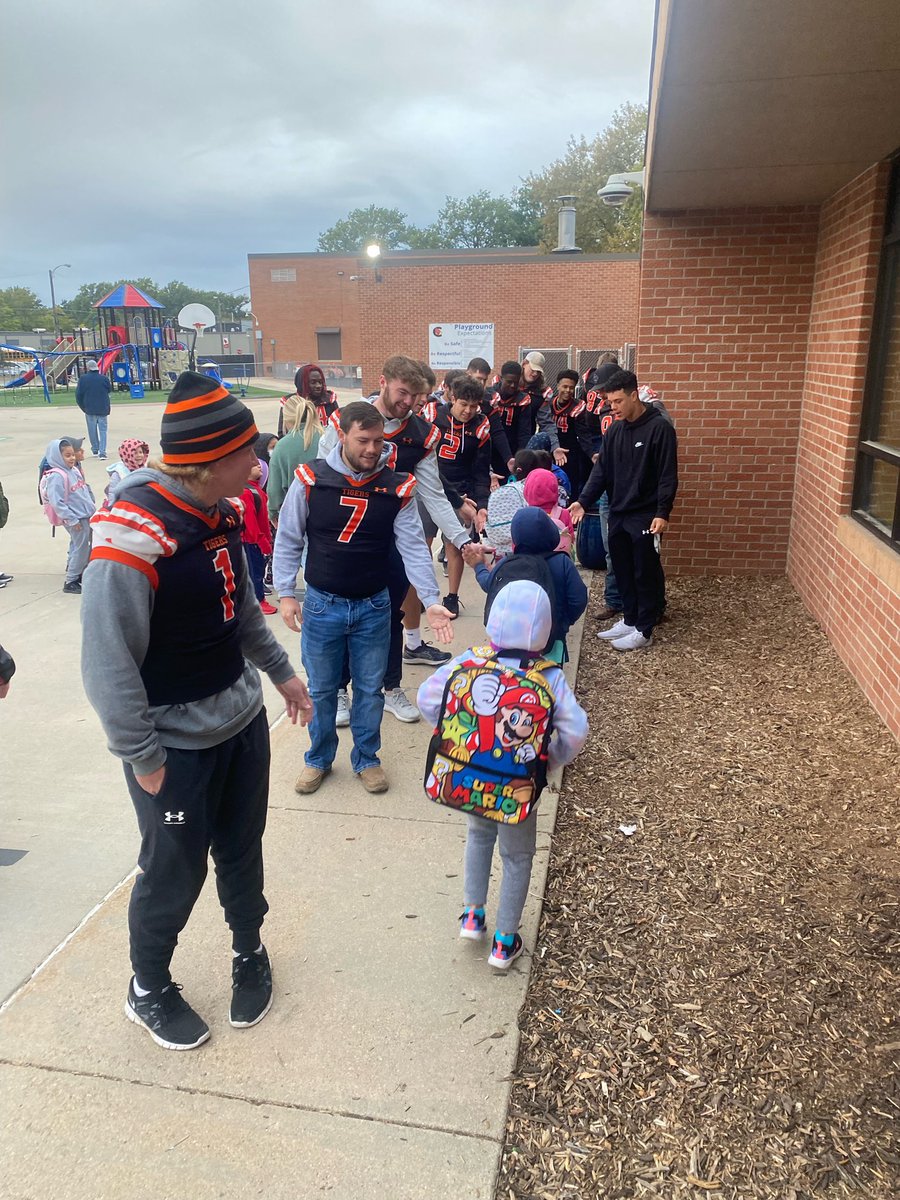 DoaneFootball's tweet photo. #HighFiveFriday proud of our guys giving back in the community! 
 #RestoreTheRoar https://t.co/dioIVNEEwr
