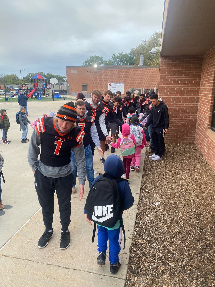 DoaneFootball's tweet photo. #HighFiveFriday proud of our guys giving back in the community! 
 #RestoreTheRoar https://t.co/dioIVNEEwr