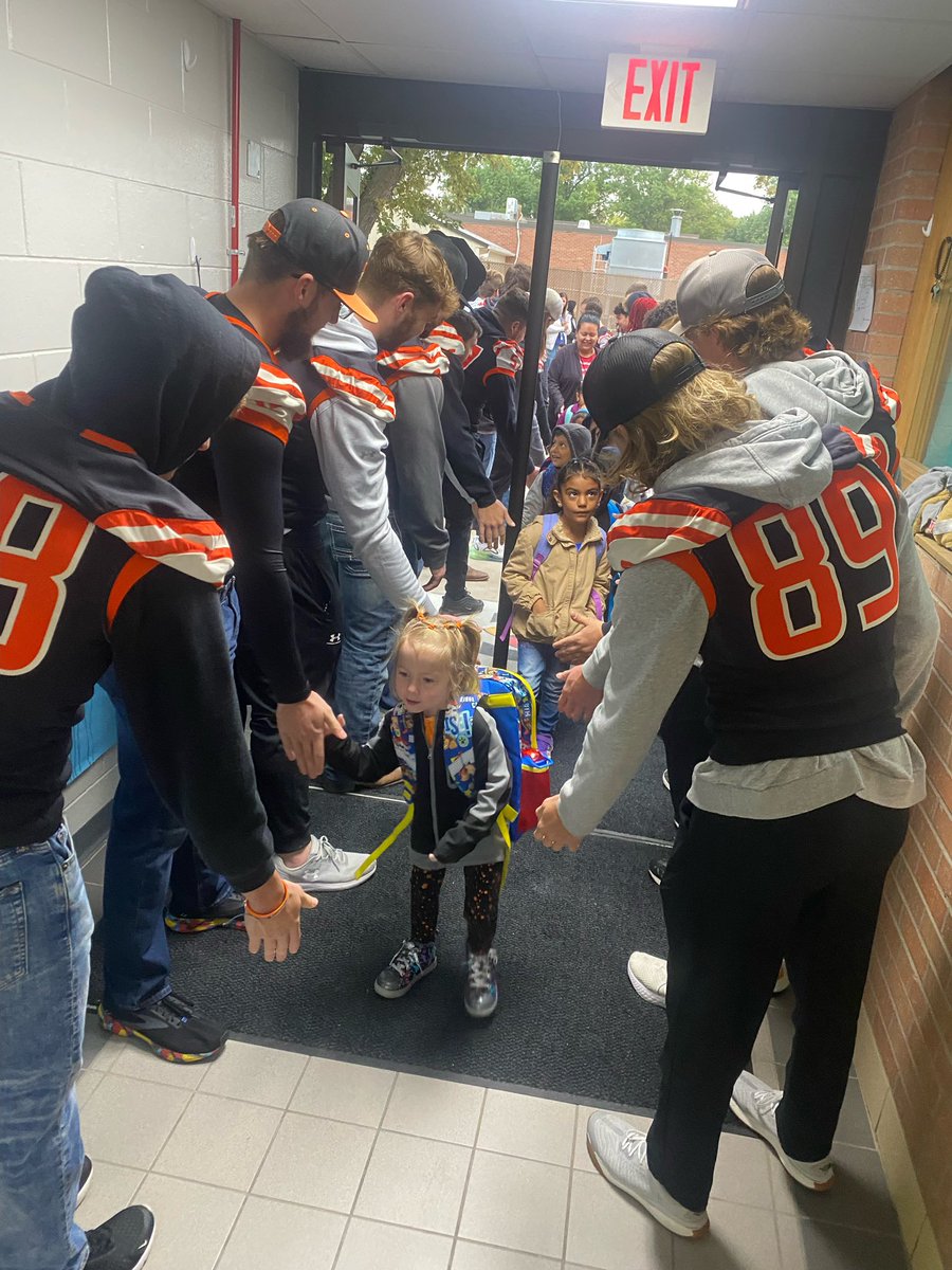 DoaneFootball's tweet photo. #HighFiveFriday proud of our guys giving back in the community! 
 #RestoreTheRoar https://t.co/dioIVNEEwr