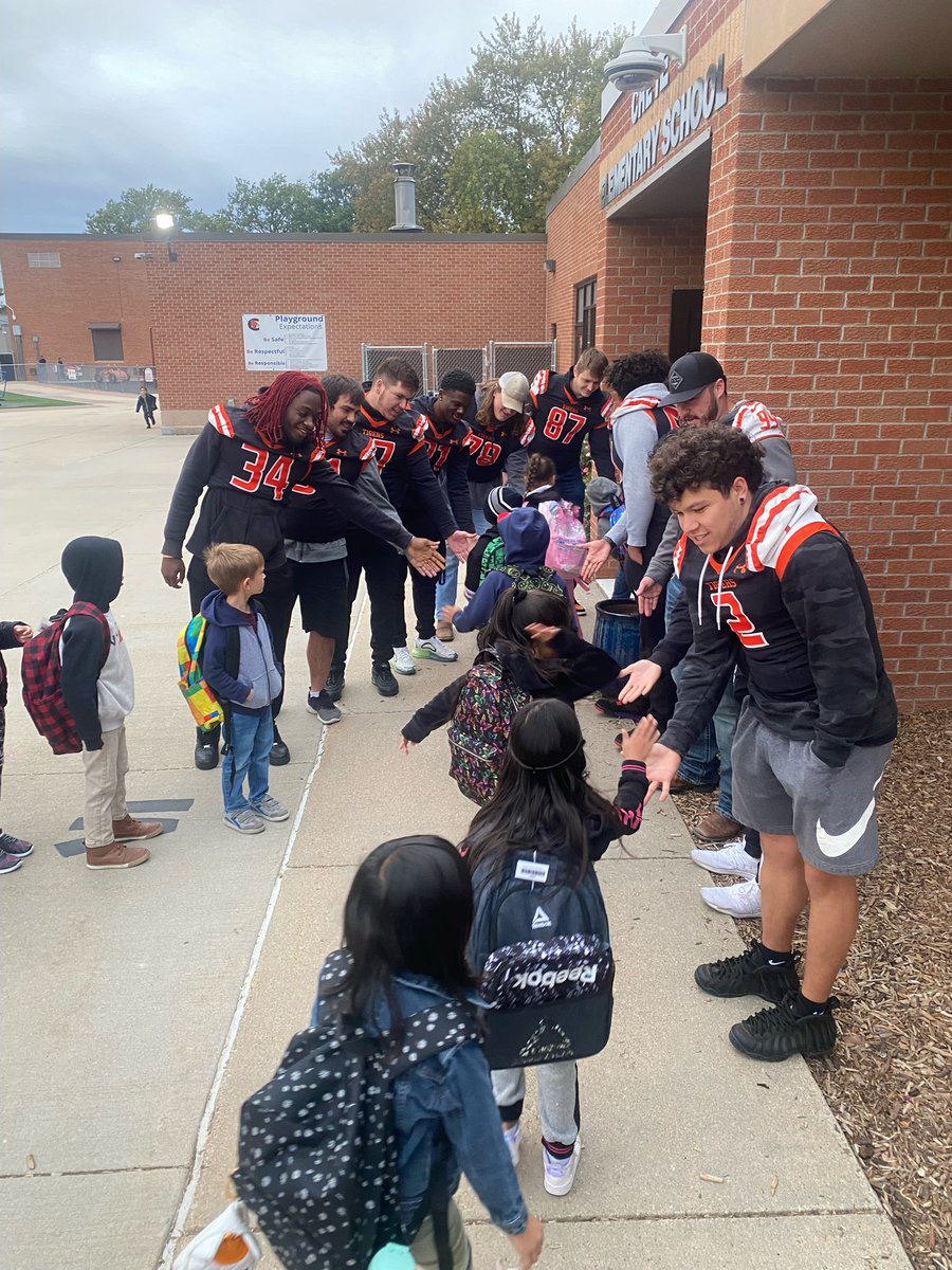 DoaneFootball's tweet photo. #HighFiveFriday proud of our guys giving back in the community! 
 #RestoreTheRoar https://t.co/dioIVNEEwr