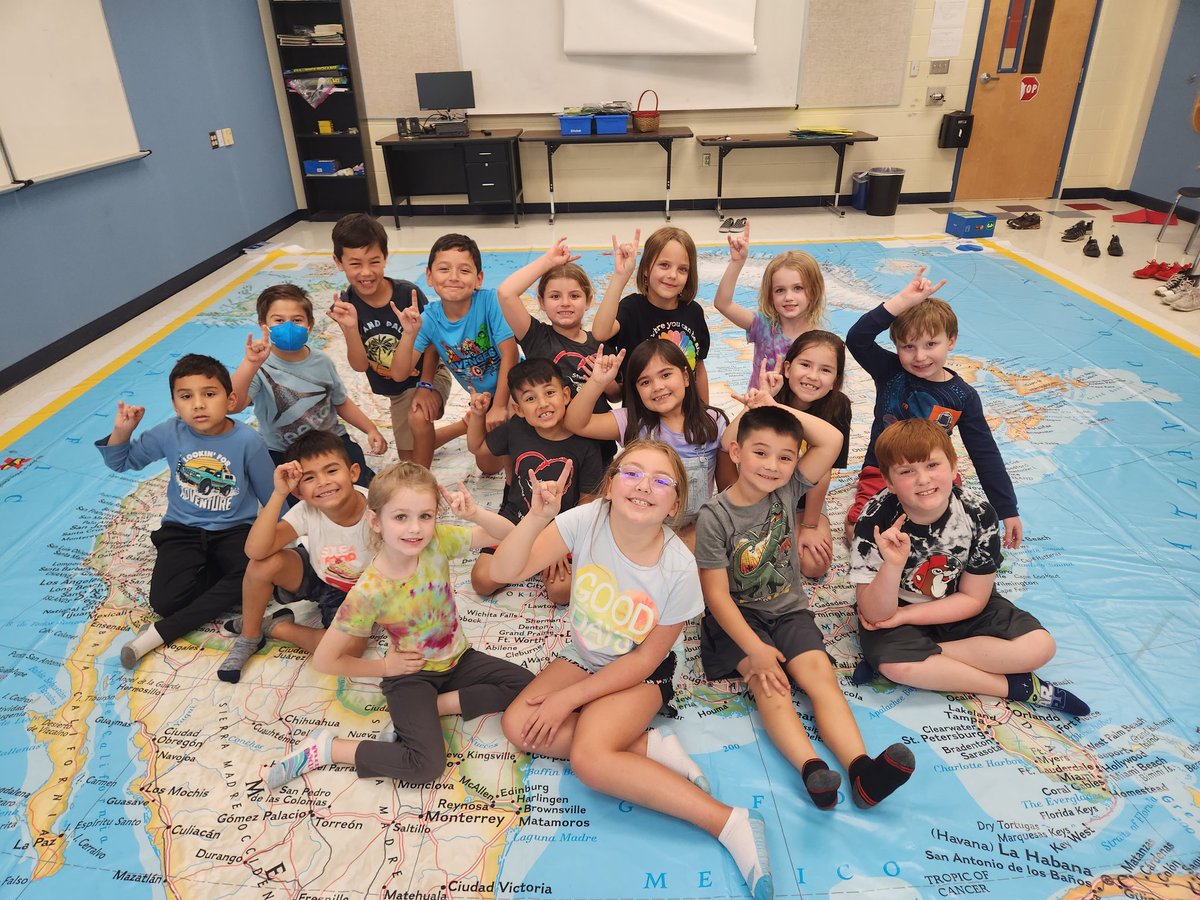 MarinosScience's tweet image. Enjoying exploring the GIANT MAP of North America! #MakingConnections #ActivatingPriorKnowledge #LonghornLand @NISDLosReyes
