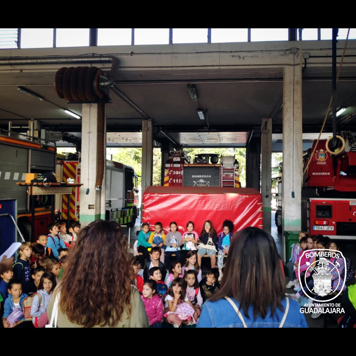 bomberosgu's tweet photo. 👨🚒 #VISITASCOLES 👧
Empezamos el curso y, con él, retomamos la visitas de los coles al parque, para poder enseñarles nuestro trabajo y cómo es el día a día de los bomberos 🛠️🚨
#BomberosGU #SeguridadGU #Bomberos #BomberosGuadalajaraEspaña #ceiplaslomas https://t.co/gX3q8jElax