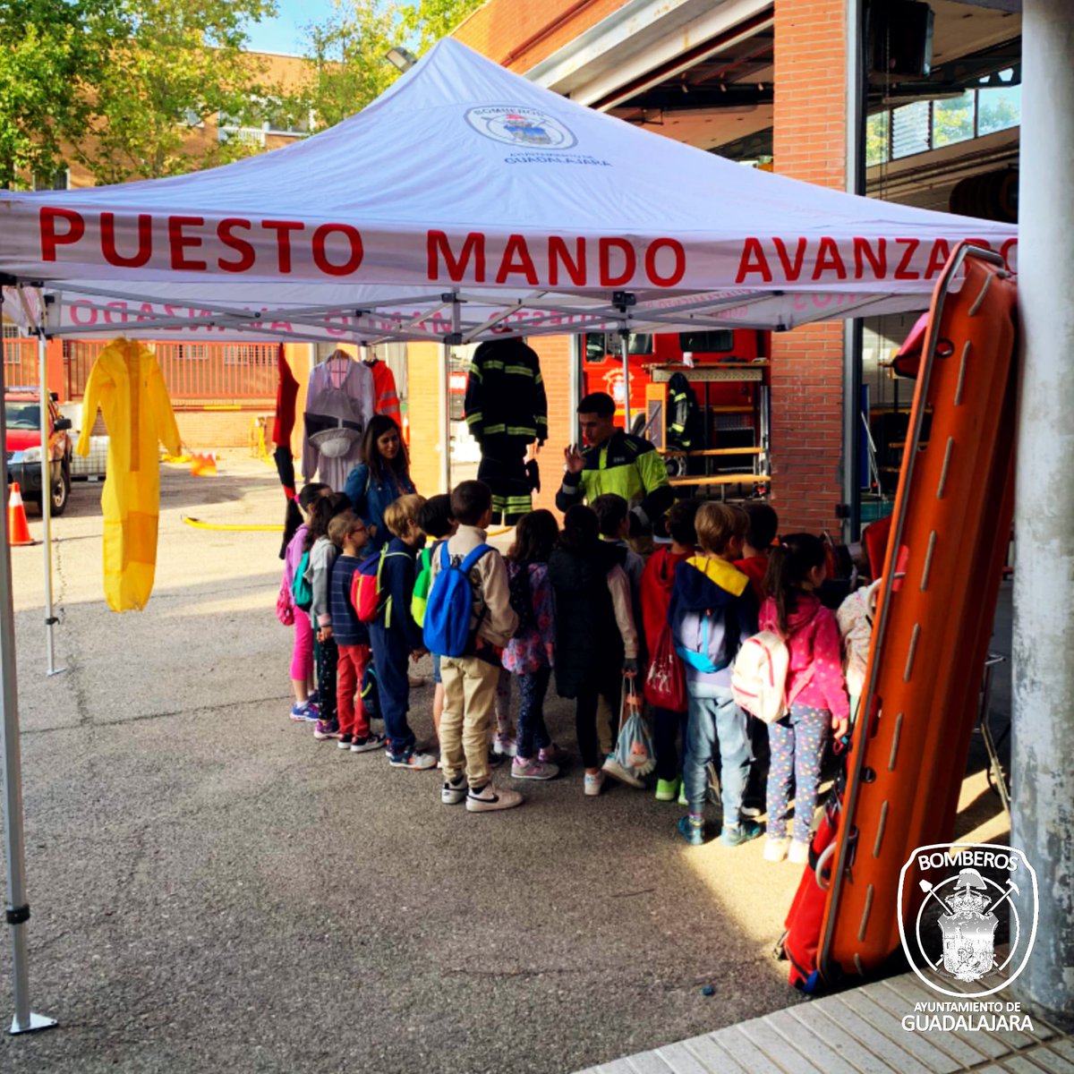 bomberosgu's tweet photo. 👨🚒 #VISITASCOLES 👧
Empezamos el curso y, con él, retomamos la visitas de los coles al parque, para poder enseñarles nuestro trabajo y cómo es el día a día de los bomberos 🛠️🚨
#BomberosGU #SeguridadGU #Bomberos #BomberosGuadalajaraEspaña #ceiplaslomas https://t.co/gX3q8jElax