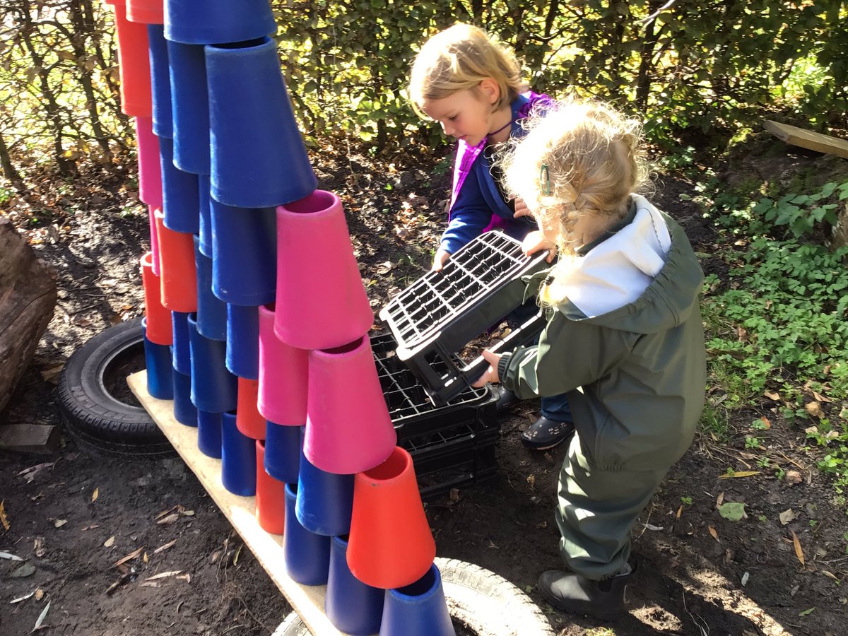 BSNJSV's tweet photo. If you need a friendly face or a helping hand then look no further. F2 children help to play, create, tidy and soothe. #jsvf2 https://t.co/S7hcglrdWu