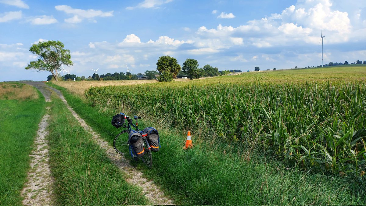 JWiegetritt's tweet photo. Der #Flächenschwerpunkt der Gemeinde #Höchstädt, #LandkreisWunsiedel im #Fichtelgebirge, liegt in einem Feld südl. der ST 2175. Hier hat man einen super Blick auf Wolken, Hügel, Windräder und das Rittergut Höchstadt.  #Pylone  #Fahrrad #Radtour #MPtyp 01 https://t.co/dMEjMzR7et