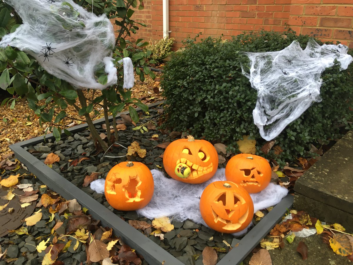 Today is #WorldSmileDay so to celebrate why not start to plan your own spooktacular Halloween fundraiser in aid of <a href="/KeechHospice/">Keech Hospice</a> 🎃🦇. We have lots of frightfully good fundraising ideas for you to scare away with your friends and families.  keech.org.uk/smileoween #SmileEveryday