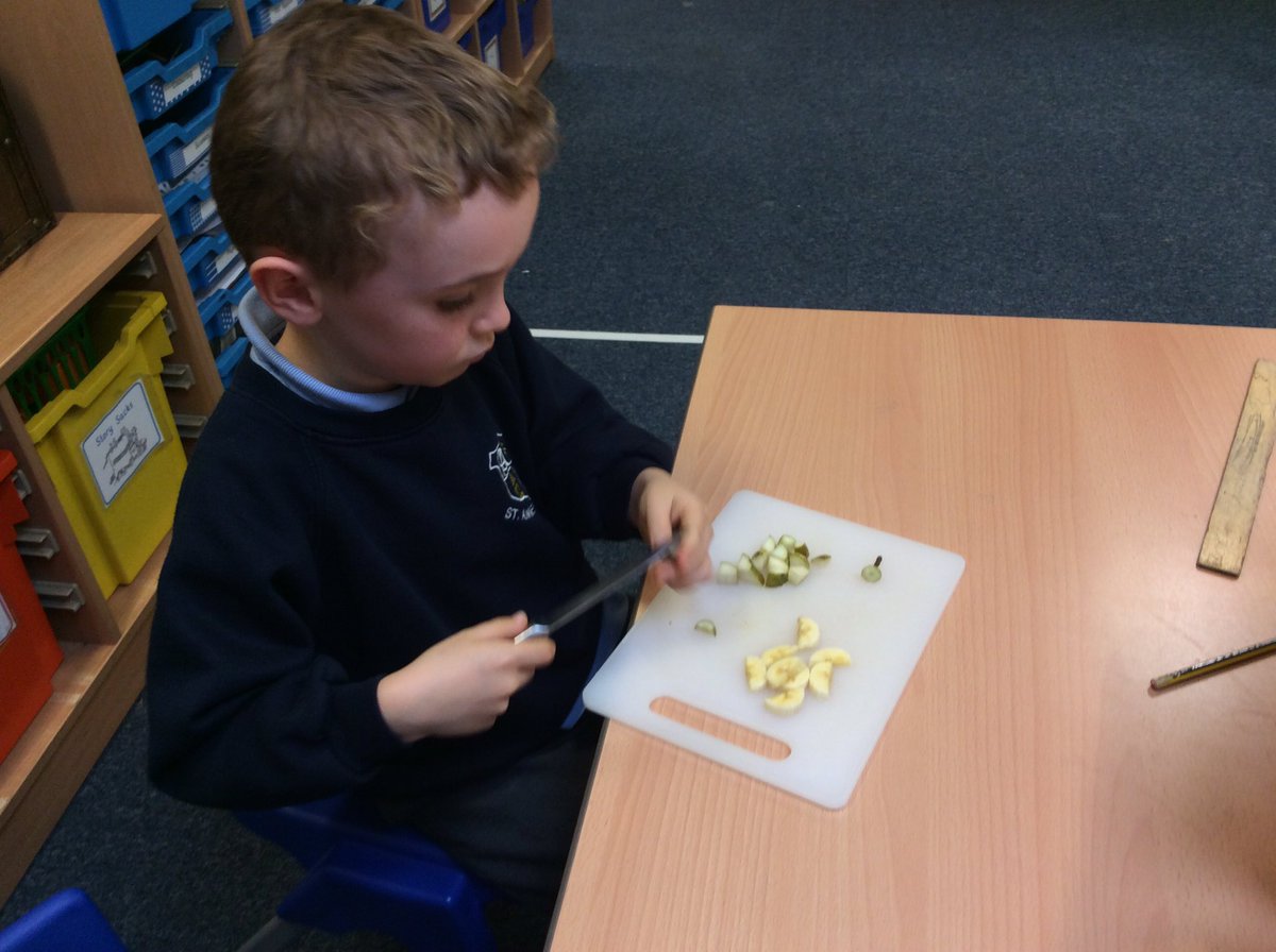 Class3KA_NR's tweet photo. We have been practising how to cut fruit safely ready for making our fruit kebabs next week! #buddingchefs 👩🏼🍳👨🍳 Watch out in book bags tonight for our list of the fruit we shall need to bring in next Thursday. https://t.co/h88wPwmcok