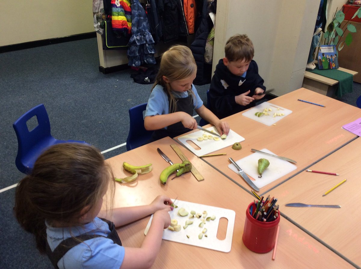 Class3KA_NR's tweet photo. We have been practising how to cut fruit safely ready for making our fruit kebabs next week! #buddingchefs 👩🏼🍳👨🍳 Watch out in book bags tonight for our list of the fruit we shall need to bring in next Thursday. https://t.co/h88wPwmcok