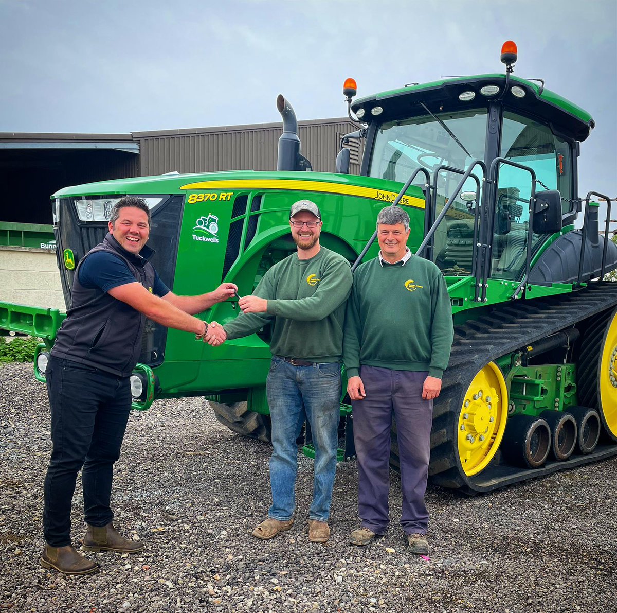 TuckwellGroup's tweet image. @JohnDeere 8370RT handed over this week to Nigel &amp;amp; James at Clayhill farming Ltd thanks to Dan Massey.
#NewTractor #JohnDeere #8RT