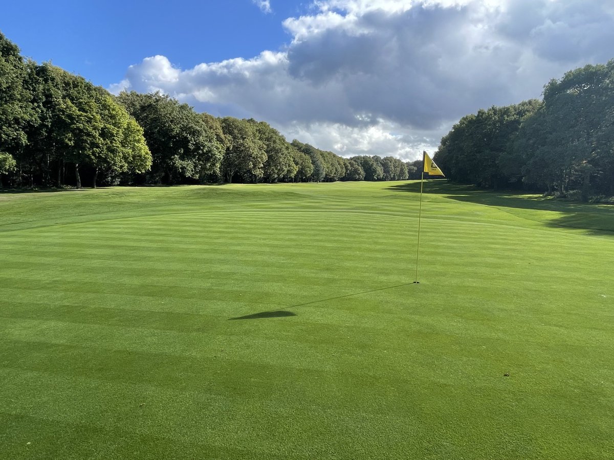 langhorn_stuart's tweet photo. 18 holes this afternoon with the team at the home track @beaconsfield_gc planning the next couple of weeks. Greens looking strong heading into the autumn with the new @PlantFoodCo winter mix #Polyphosphite #Green-blade #Impulse #12Iron @TurfCare_IRL_UK https://t.co/4ARa6qQ916