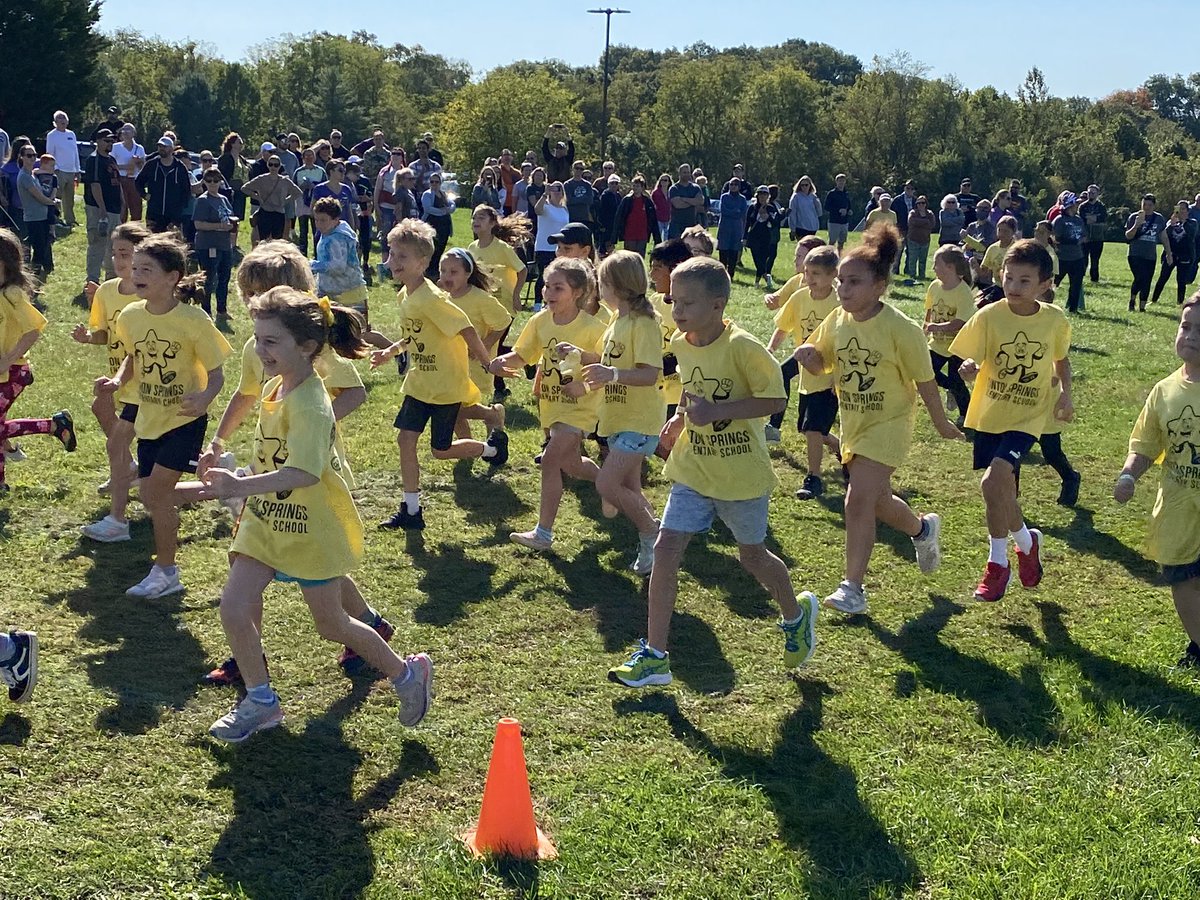 LintonSprings's tweet photo. Whoop! 3rd grade is ready for the challenge! How many laps will they run? #TeamLSESuperStars #LeadingLinton #FunRunFriday https://t.co/p8uk98BdMw