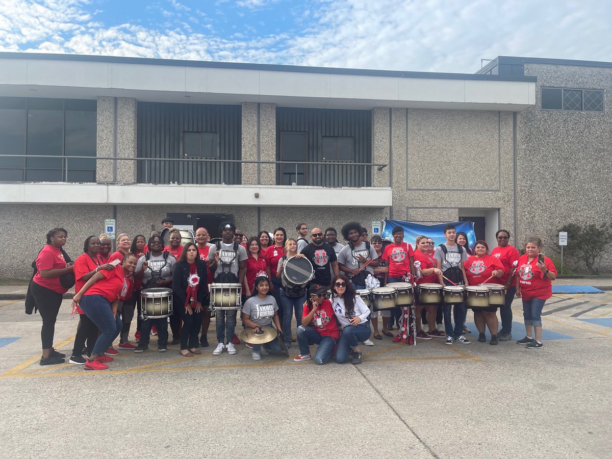 TTtravisw's tweet photo. #Aldine ISD Transportation #Eastside Transportation 
MacArthur Tailgate Party……You got love your job…when u can enjoy all of this. https://t.co/vUnxiEOxec