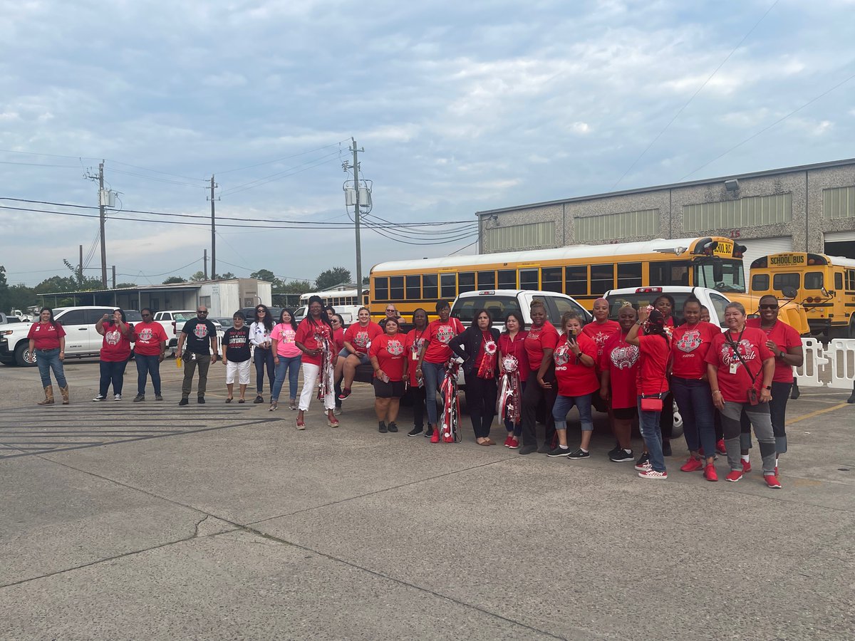 TTtravisw's tweet photo. #Aldine ISD Transportation #Eastside Transportation 
MacArthur Tailgate Party……You got love your job…when u can enjoy all of this. https://t.co/vUnxiEOxec