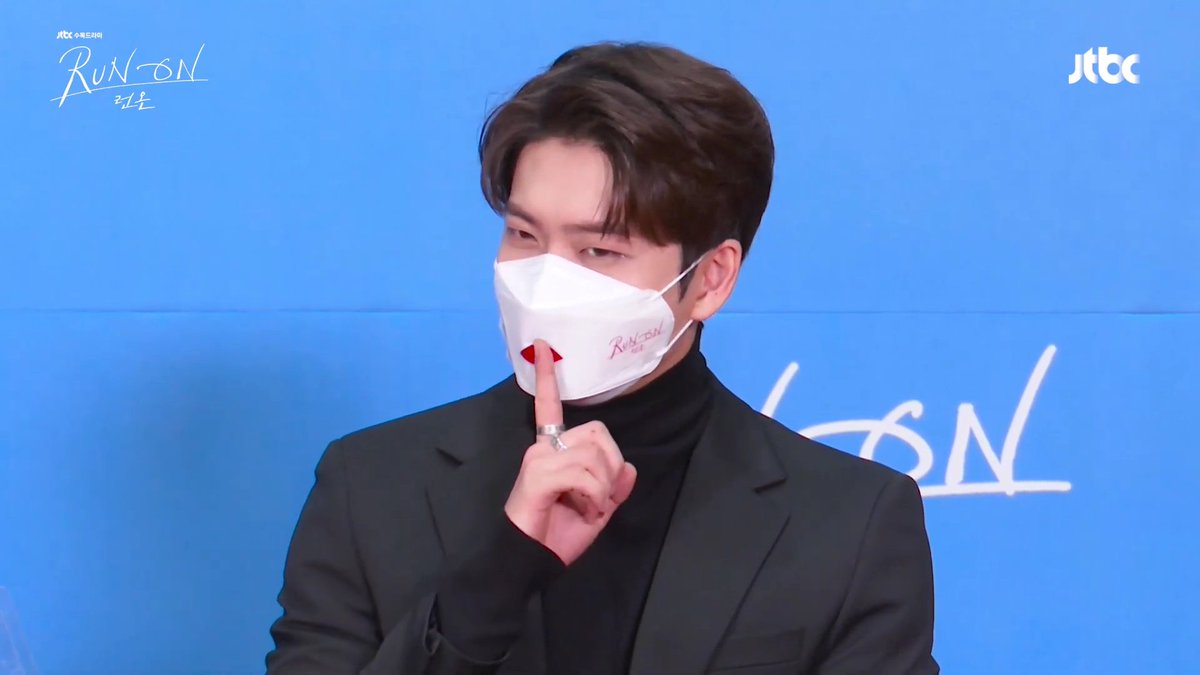 Yun_VV_'s tweet photo. 이러고 얘기할때마다 저 옹졸한 입술이 시강 https://t.co/xXyTqZCZS2
