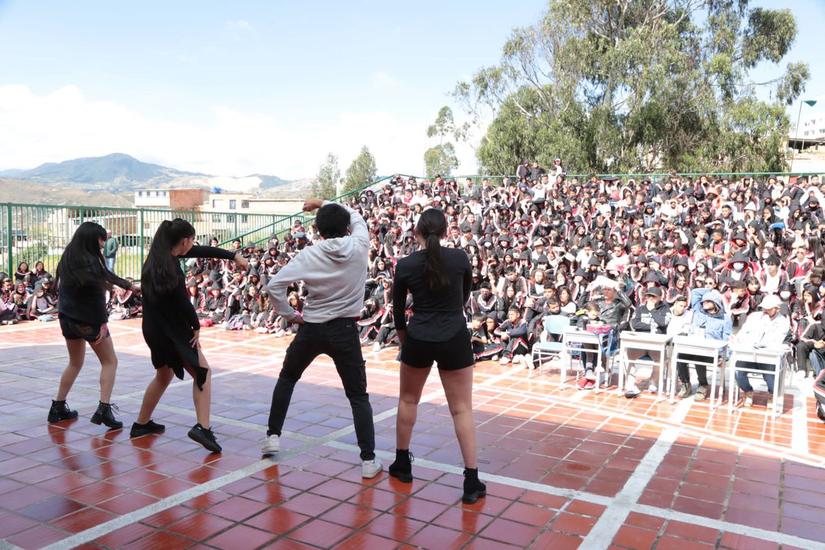 Educacionbogota's tweet photo. Estamos en la Semana cultural del Colegio María Cano /Loc. Rafael Uribe Uribe.  💥🎭

Una jornada de muestras artísticas y deportivas que resalta las habilidades de niños, niñas y jóvenes para  fortalecer la convivencia escolar. https://t.co/umJICKLGpw