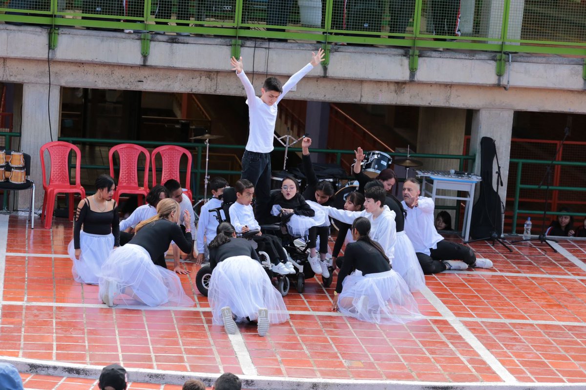 Educacionbogota's tweet photo. Estamos en la Semana cultural del Colegio María Cano /Loc. Rafael Uribe Uribe.  💥🎭

Una jornada de muestras artísticas y deportivas que resalta las habilidades de niños, niñas y jóvenes para  fortalecer la convivencia escolar. https://t.co/umJICKLGpw