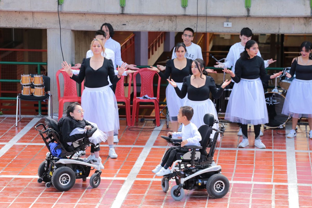 Educacionbogota's tweet photo. Estamos en la Semana cultural del Colegio María Cano /Loc. Rafael Uribe Uribe.  💥🎭

Una jornada de muestras artísticas y deportivas que resalta las habilidades de niños, niñas y jóvenes para  fortalecer la convivencia escolar. https://t.co/umJICKLGpw