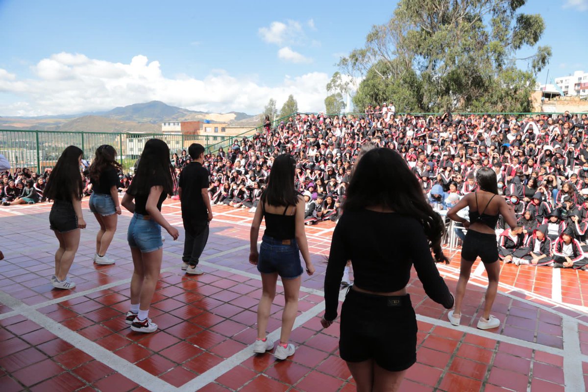 Educacionbogota's tweet photo. Estamos en la Semana cultural del Colegio María Cano /Loc. Rafael Uribe Uribe.  💥🎭

Una jornada de muestras artísticas y deportivas que resalta las habilidades de niños, niñas y jóvenes para  fortalecer la convivencia escolar. https://t.co/umJICKLGpw