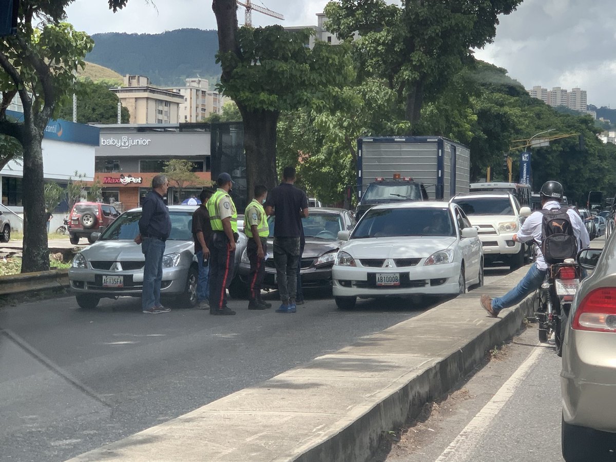 JONATHANARIAS's tweet photo. @FMCENTER , A esta hora En La Trinidad, luego de pasar el semáforo de la Panasonic, @PoliBaruta atendiendo el choque. https://t.co/g8dhWT0xMv