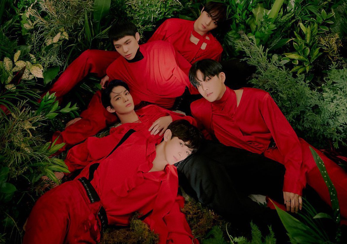 5baeby's tweet photo. #REPLAY_CIX 화보의 좋았던 부분 또 남기러 왔어요 정글을 다시 유니버스 화보로 재현함으로써 성장을 이렇게 지켜보니까 벅차고 눈부셔요✨❤️
현장에서 촬영된 화보 폴라로이드📸 받고 싶어요
✔️@into__universe 팔로우했습니다🫡 https://t.co/LJv6nZQuV8