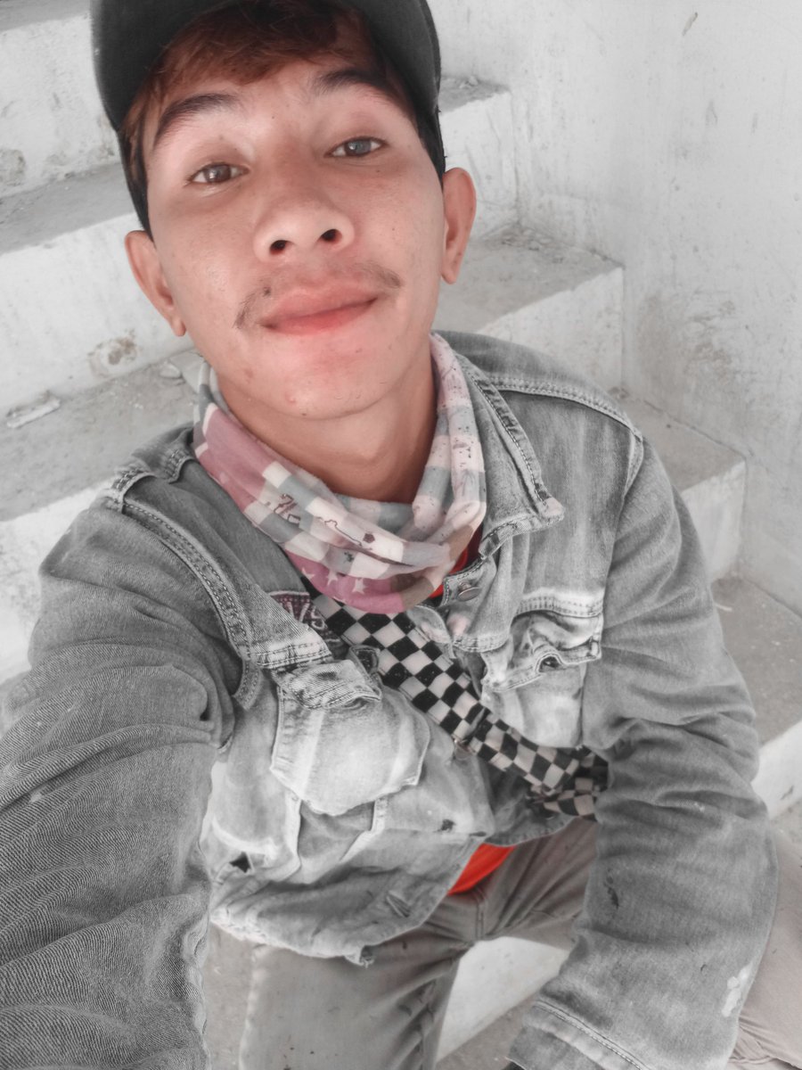 CSokpeap's tweet photo. ញុមត្រឹមជាកូនអ្នក់ក្រតើមាននារីណាមកលាញ់😔😔😢 https://t.co/bzjILZjoCA