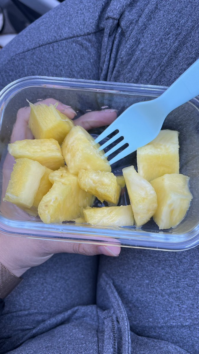MaldonadoGa_'s tweet photo. Nosotras hoy feliz comiendo piña 🥰
#bebefit https://t.co/IDBmsWewGw
