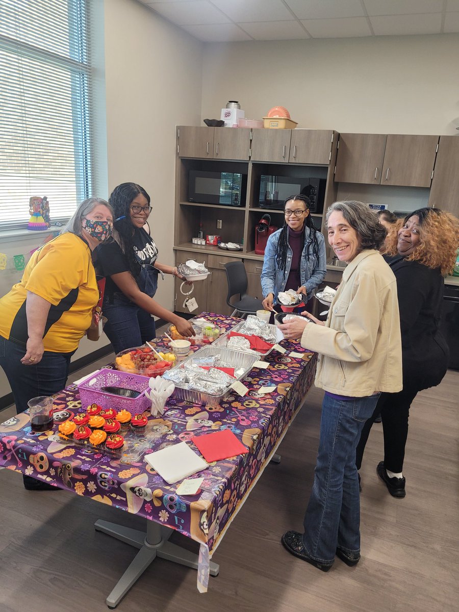 VALENTI94441974's tweet photo. Celebrating Hispanic Heritage Month = tacos on Friday?? Yes!! Tacos aren't only on Tuesdays. @RobersonSpring ❤️'s tacos ANYDAY!! Thanks to Roberson Middle School PTO for sponsoring the delicious breakfast tacos from Viva Jalisco Bar and Grill #2 Restaurant https://t.co/2r5LEWi50E https://t.co/01DWxxCTjt