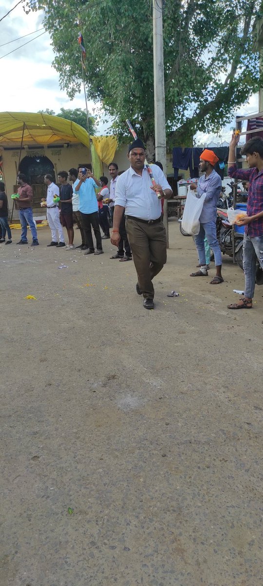 raikwar_shobhit's tweet photo. आज राष्ट्रीय स्वयंसेवक संघ पथरिया के पथ संचलन के स्वागत हेतु  सम्मिलित विश्व हिंदु परिषद बजरंग दल के सभी प्रखंड व नगर समिति पथरिया के कार्यकर्ताओं,पदाधिकारियों एवं खंड समिति लखरोनी, सूखा सतपारा,के सभी कार्यकर्ता व पदाधिकारी बंधुओं का हृदय से आभार
जय श्री राम #RSSRally @Bajrangdal https://t.co/CHDJlQxUj9
