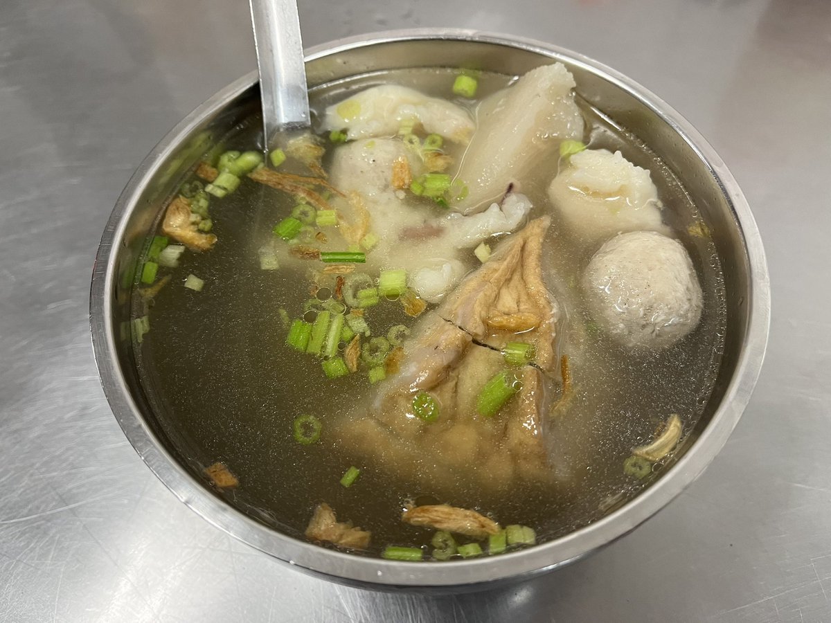 geiwoyujie's tweet photo. 西六碼頭肉圓芋圓，台灣基隆中山，芋香十足芋粿圓及豐富豆干包綜合湯
https://t.co/cgHySeDcnU
#gourmet #foodie #soup #squid #bawan #taro #pork #coriander #keelung #taiwan #グルメ #夜食 #台湾 #美食 #宵夜 #油蔥 #芹菜 #豆干包 #魚丸 #魷魚 #芋粿圓 #豬肉 #香菜 #中山 #基隆 #台灣 #旅者roody https://t.co/hNxtWtYBlV