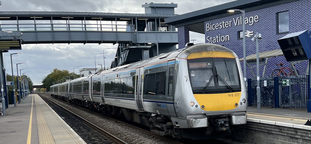 PlatformEdge1's tweet image. Bicester Village ✅

Some class 168s at Bicester Village #Class168