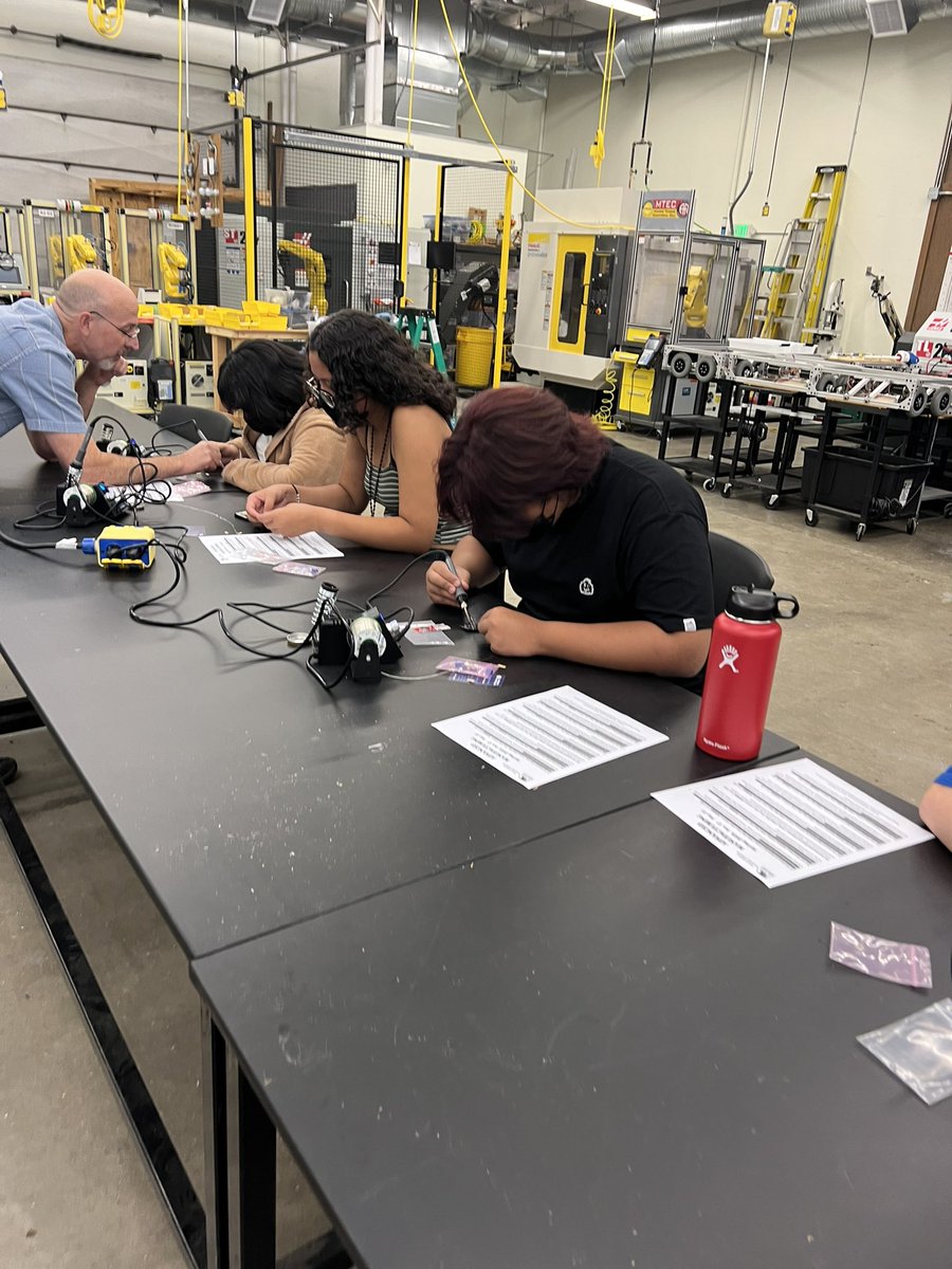 FSUSD_ECHS's tweet photo. We would like to thank Professors Douglas Green and Karen Cook for hosting Early College High School students in their labs and teaching them about the Industrial Technology and Maintenance Technician courses that are offered here at @solanocommcolle https://t.co/2Ms34KtBAX