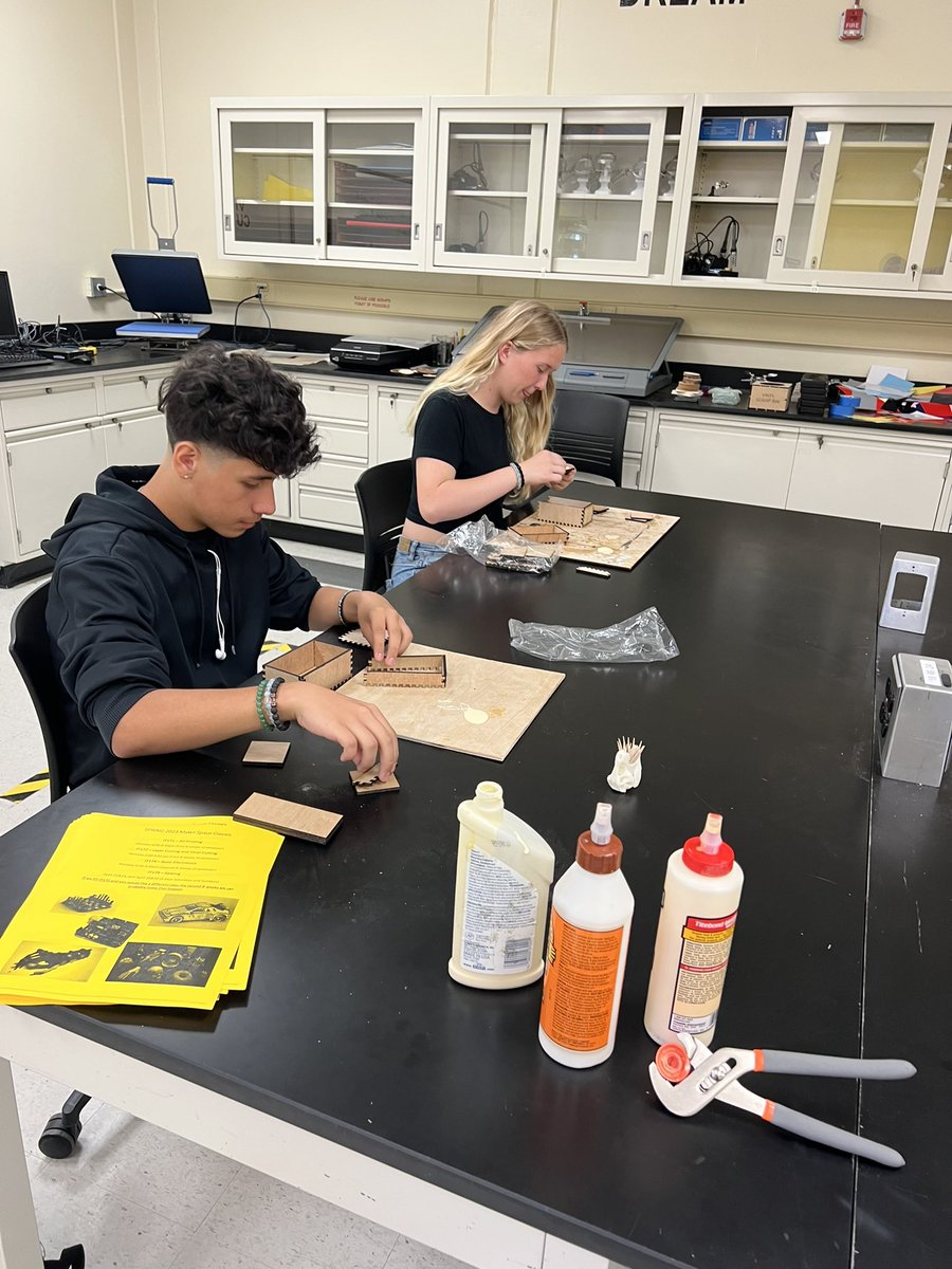 FSUSD_ECHS's tweet photo. We would like to thank Professors Douglas Green and Karen Cook for hosting Early College High School students in their labs and teaching them about the Industrial Technology and Maintenance Technician courses that are offered here at @solanocommcolle https://t.co/2Ms34KtBAX