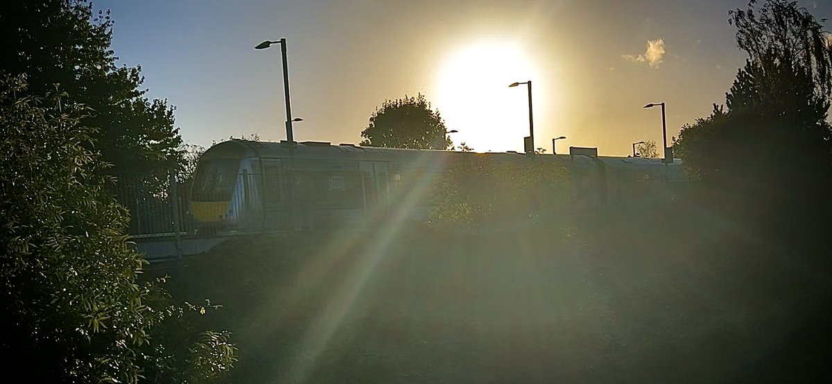 PlatformEdge1's tweet image. That’s all for today!

Here is 168108 + 168113 departing Warwick Parkway for London Marylebone #Class168