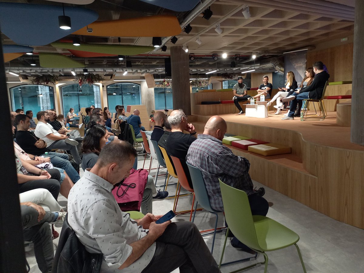emprendeCdB's tweet photo. ¡No queda ni una silla libre en la mesa redonda de Creación de Contenido Tech de @MorcillaConf! 

➰Los 5 ponentes @midudev, @Verownika, @MoureDev, @carlosazaustre, @miriamgonp destacan que su trabajo les permite "disfrutar de su trabajo, hacer comunidad y ayudar a las personas" https://t.co/4gpyCLwL0U