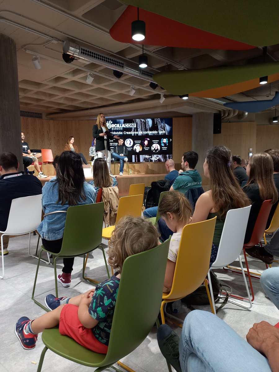 emprendeCdB's tweet photo. ¡No queda ni una silla libre en la mesa redonda de Creación de Contenido Tech de @MorcillaConf! 

➰Los 5 ponentes @midudev, @Verownika, @MoureDev, @carlosazaustre, @miriamgonp destacan que su trabajo les permite "disfrutar de su trabajo, hacer comunidad y ayudar a las personas" https://t.co/4gpyCLwL0U