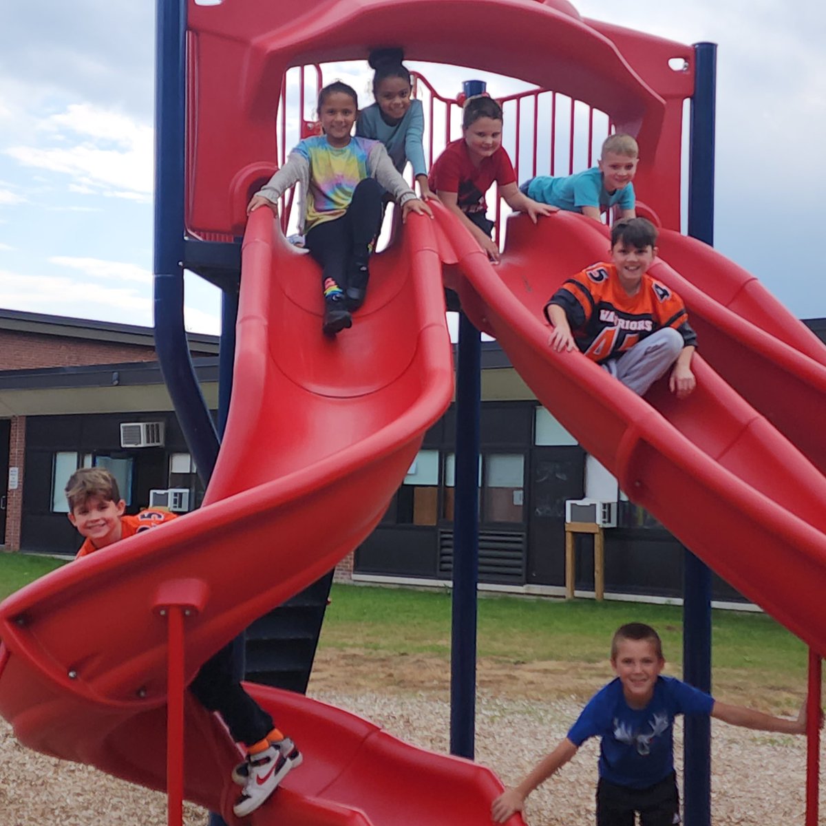 PWintermediate's tweet photo. Some friends from Mrs. Kueblers class are enjoying their extra recess that they earned in the cafeteria challenge! @MohonCSD #mohonproud #Pinewoodproud https://t.co/5QCvzjPwM5