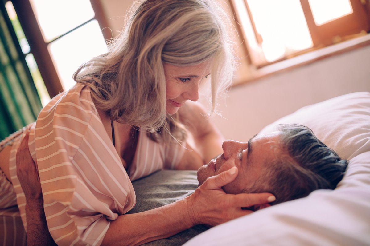 Worried you won't be able to enjoy a healthy sex life after menopause? Find out how your sex life may change – and how to still have orgasms. ow.ly/JeG250L3bF2
#menopause #LiveHealthily #womenshealth #menopausesex