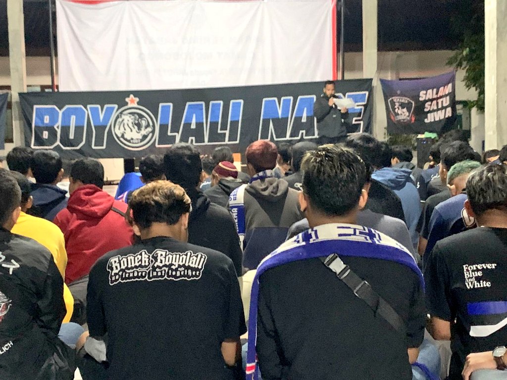 AremaniaByl's tweet photo. Arek Malang yang ada di Boyolali dan Aremania Boyolali IKUT DIGERBONG DEPAN PERDAMAIAN!
#kanjuruhandisaster #malangdisaster #malangberduka #aremaniaboyolali #bonekboyolali #damaisaudaraku https://t.co/uKSugOpr6s