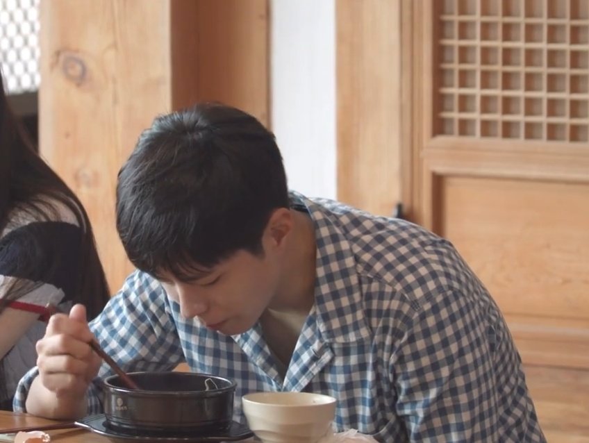 muyeonxi's tweet photo. So lovely to see how big eater yet cute Park Bo Gum is! 🫶🫶
#YouthMTep6 https://t.co/7bLlVNxTML