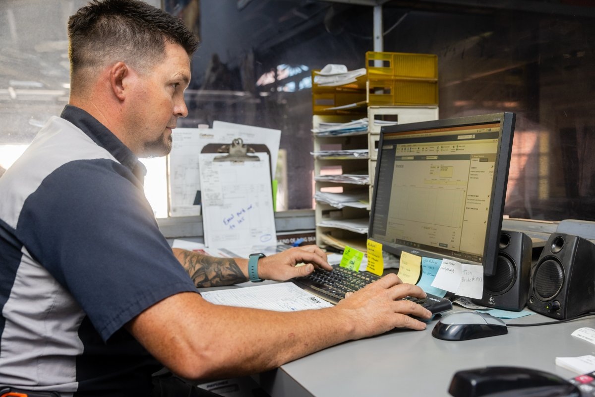 Kcbrakeauto's tweet image. Before we head out for the weekend, don't forget to give us a call at (816) 421-7367. Our team will be in from 8 AM to 5 PM, and we can't wait to help you and your ride. #FullServiceAuto