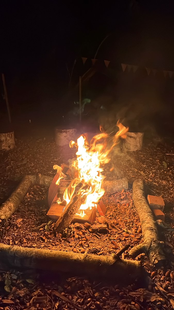 SJBWindsor's tweet photo. The #SJBboarders enjoy a hot chocolate and s'mores around the fire with the headmaster in their #SJBboarding garden. Thanks to Littemuddyboots Windsor, it's all set-up very nicely. The boys had a fab time! #weloveboarding
@lilmuddyboots https://t.co/JigvDyBOtE