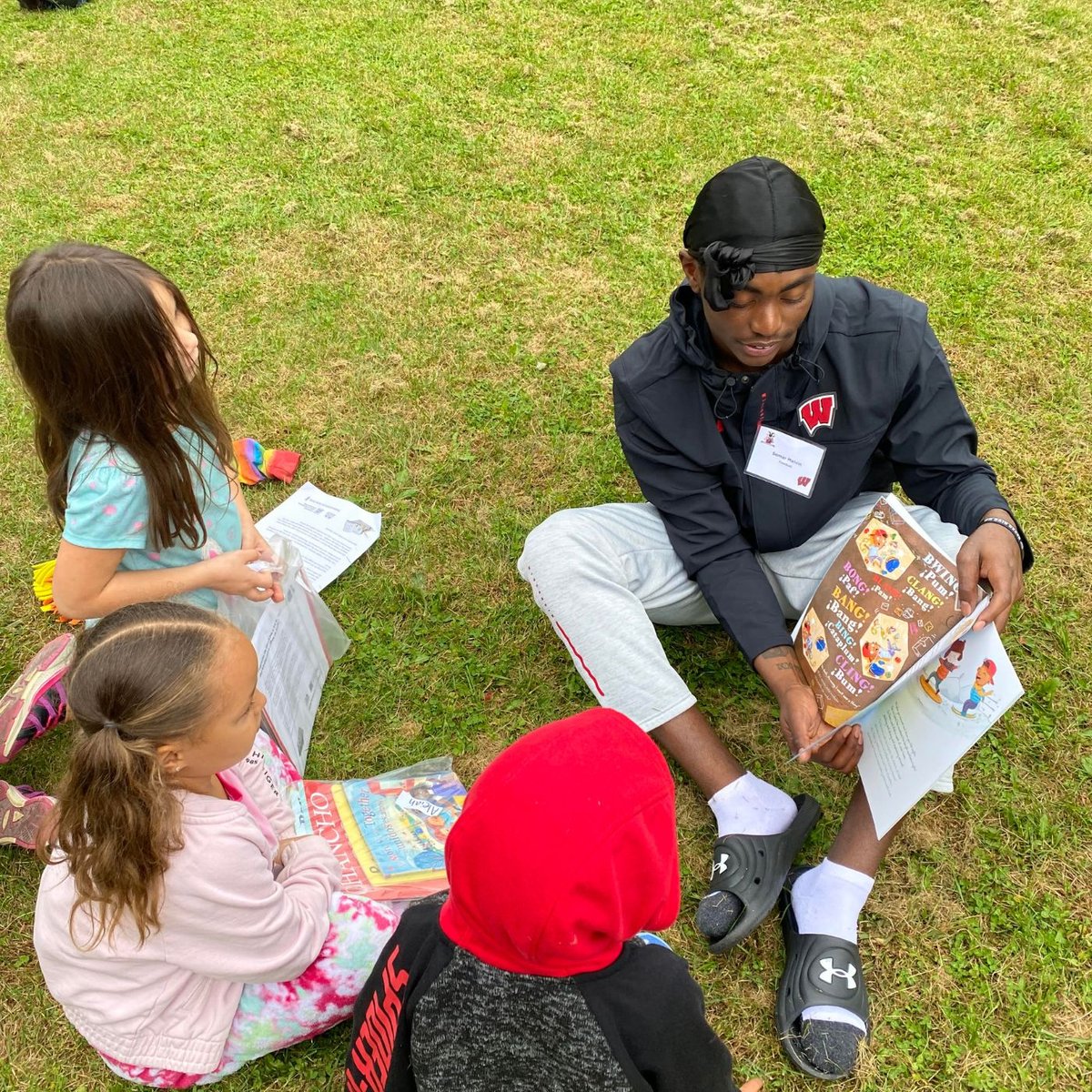 MSNReadingProj's tweet photo. 🙏 📚️ Thank you Badgers Give Back for helping us share literacy joy today! #BadgersGiveBack #ThankYou #BooksForKids https://t.co/XYrvBWJ79n