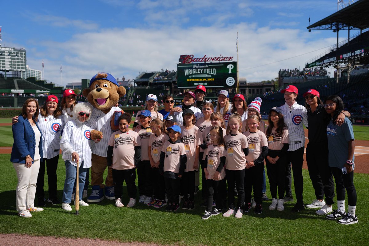 rachelfolden25's tweet photo. Last week the ⁦@Cubs women⁩, the cast from the movie “A League of their Own”, ⁦@KelsieWhitmore⁩, ⁦@baseballfor_all⁩, and the legendary Maybelle Blair all came together to celebrate women in baseball. From past generations to future generations…
❤️🧡💛💚💜⚾️🧢 https://t.co/1CxFYjHXnG