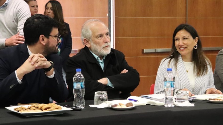 ServiuMaule's tweet photo. Masiva asistencia de alcaldes #regióndelMaule a presentación #PlanEmergenciaHabitacional con ministro @Minvu @carlosmontestwt, directora SERVIU @Nebenka_ seremi @minvumaule Rodrigo Hernández. Ediles agradecieron diálogo, la cohesión y despliegue territorial de nuestros equipos. https://t.co/G2xH3PaEt6